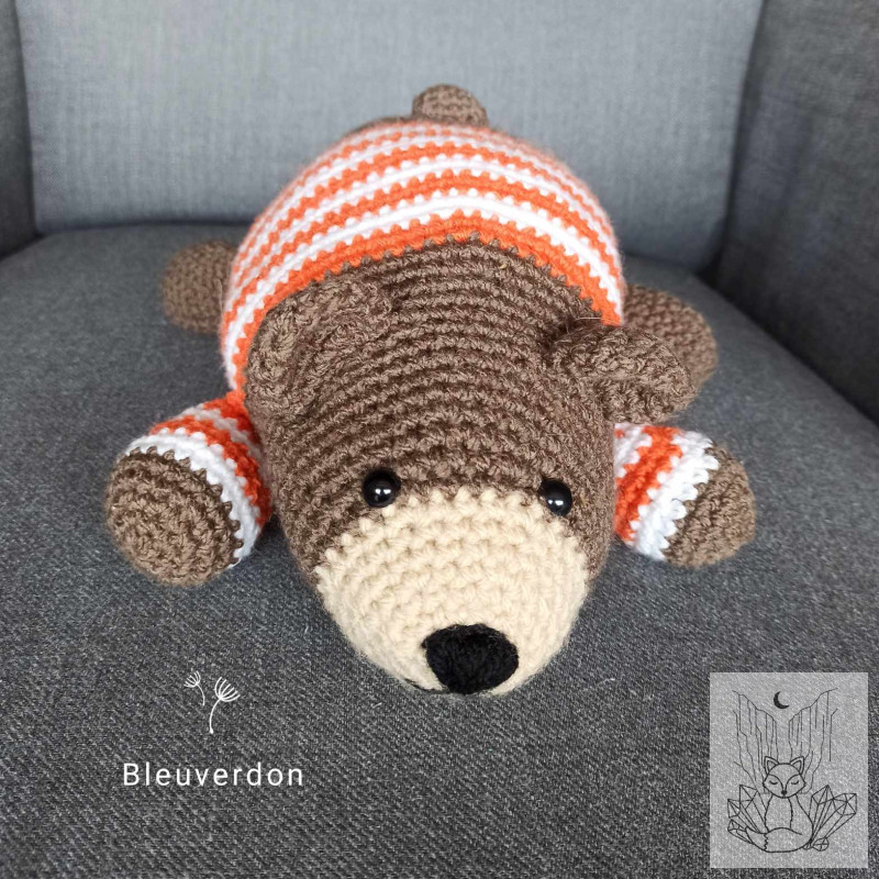Amigurumi ours couché , peluche ours au crochet