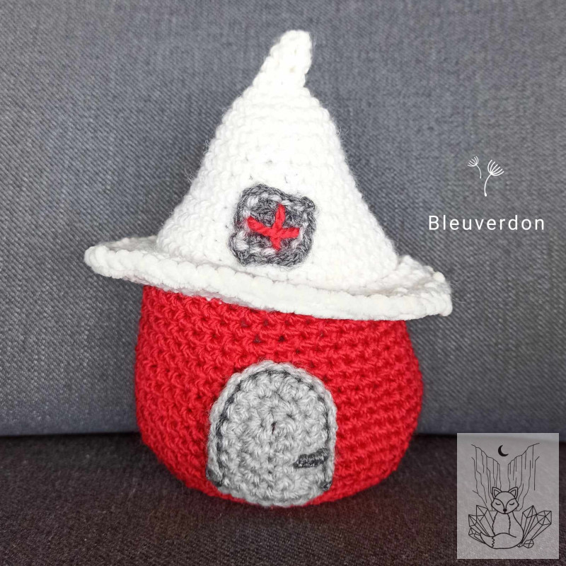 Peluche maison champignon fait main au crochet. Amigurumi automne