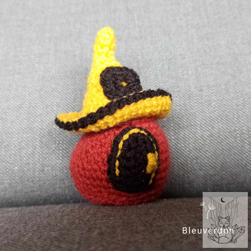 Peluche petite maison champignon fait main au crochet. Amigurumi automne