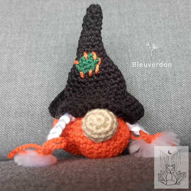 Peluche gnome citrouille fait main au crochet. Amigurumi automne