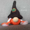 Peluche gnome citrouille fait main au crochet. Amigurumi automne
