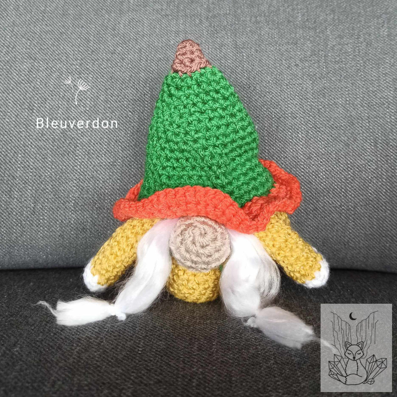 Peluche gnome citrouille fait main au crochet. Amigurumi automne