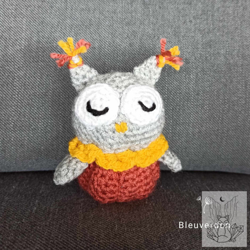 Peluche chouette citrouille fait main au crochet. Amigurumi automne