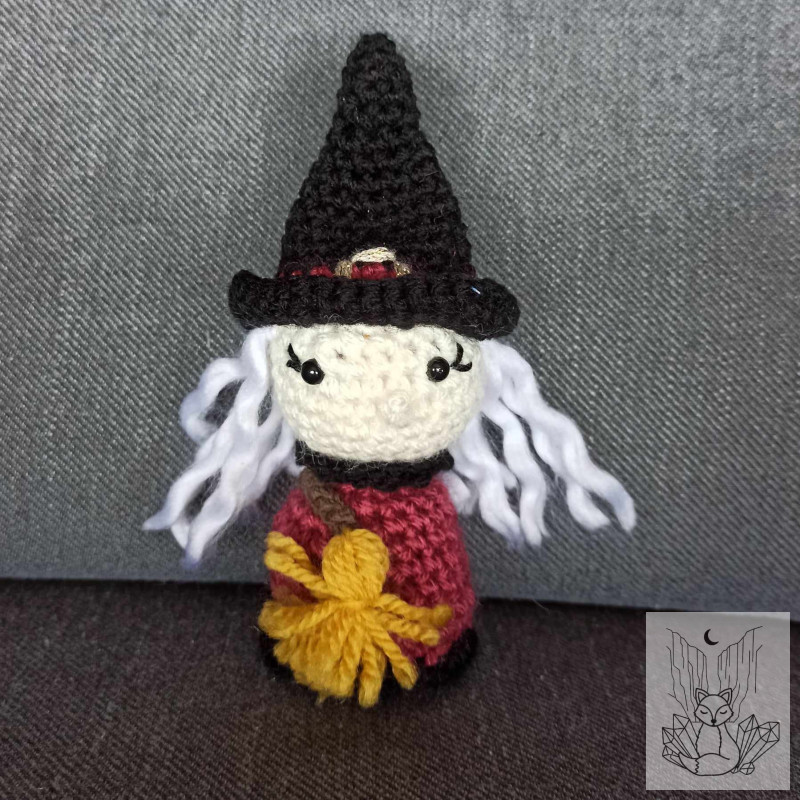 Peluche sorcière fait main au crochet. Amigurumi sorcière
