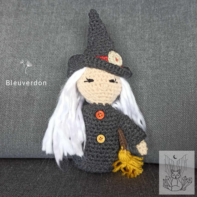 Peluche sorcière fait main au crochet. Amigurumi sorcière