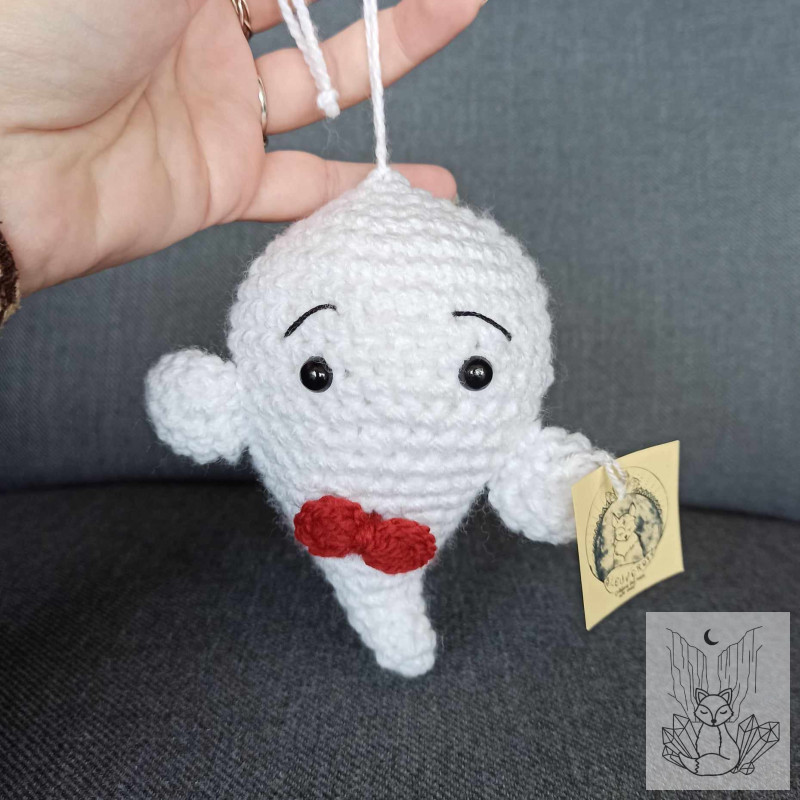Peluche fantome fait main au crochet. Amigurumi sorcière