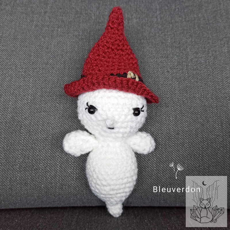 Peluche fantome fait main au crochet. Amigurumi sorcière
