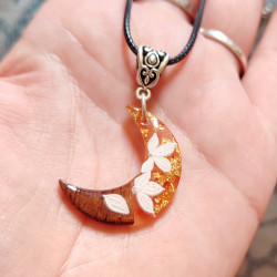 Collier résine et bois lune...