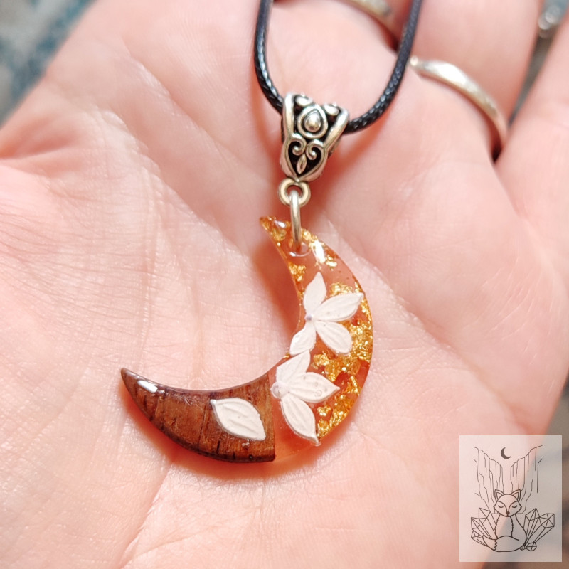 Collier résine et bois lune fleurie