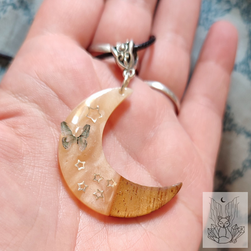Collier résine et bois lune papillon et étoiles