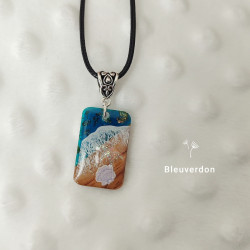 Collier résine et bois...