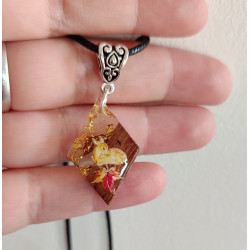 Collier résine et bois...