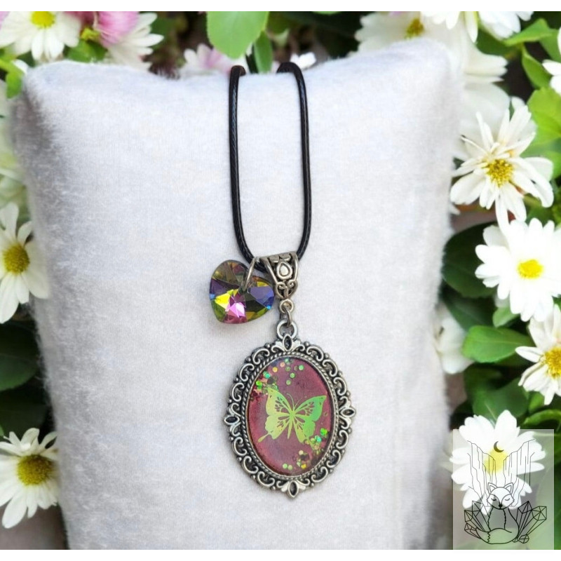 Collier résine papillon holographique. Pièce unique