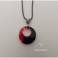 Collier en résine fumée rouge