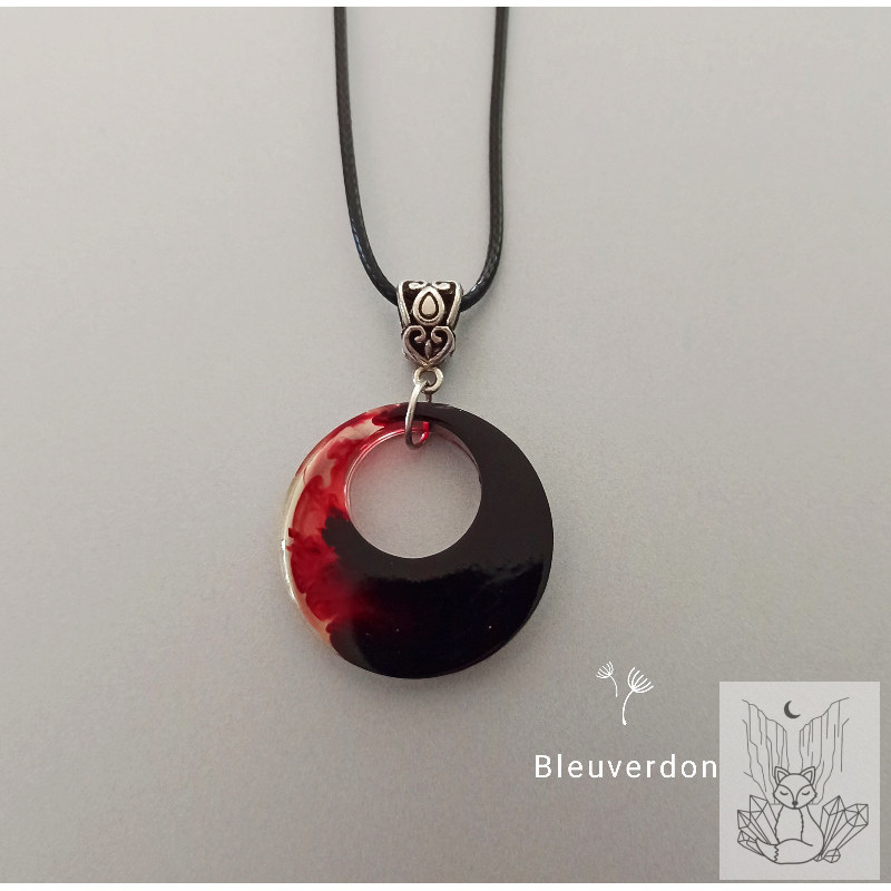 Collier en résine fumée rouge
