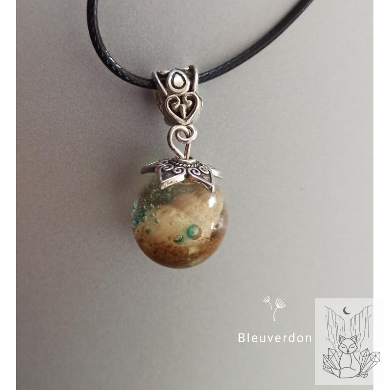 Collier en résine plage