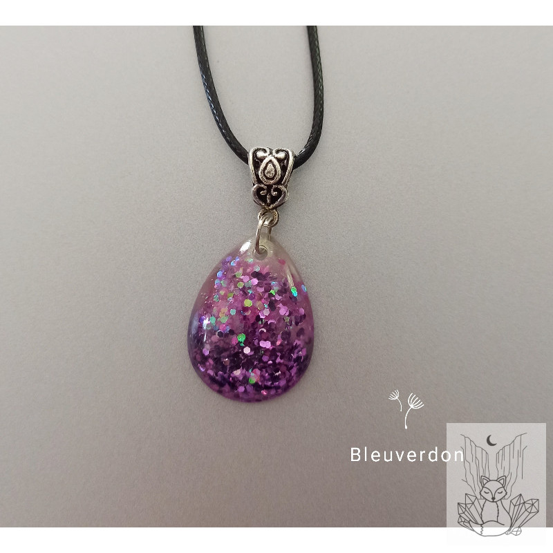 Collier en résine paillettes violettes