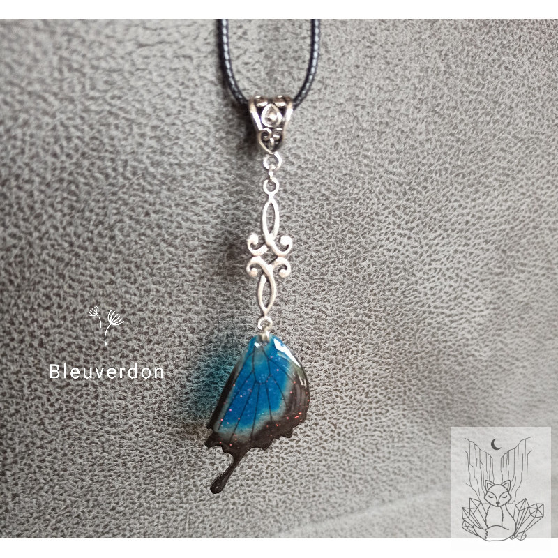 Collier en résine aile de papillon féerique et arabesque