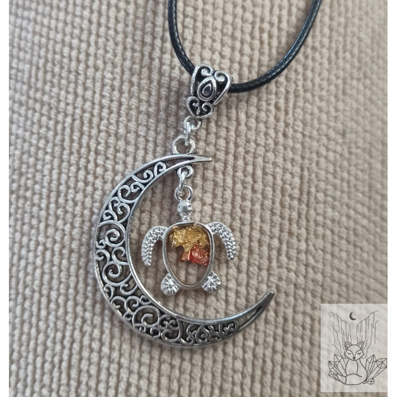 Collier lune et tortue en résine