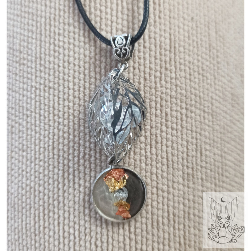 Collier feuille à strass et résine