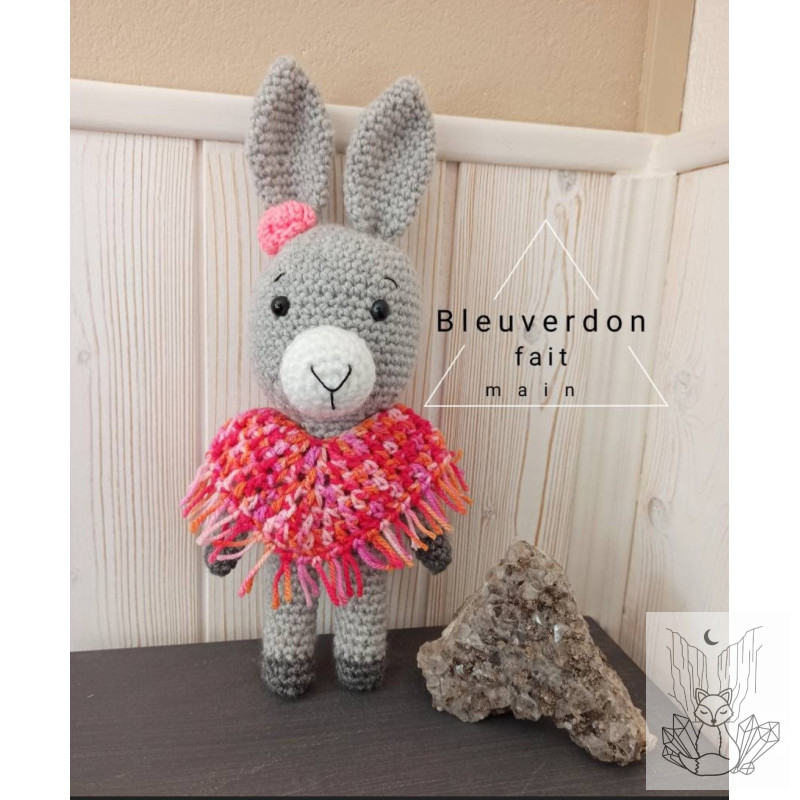 Amigurumi âne au poncho. Peluche âne