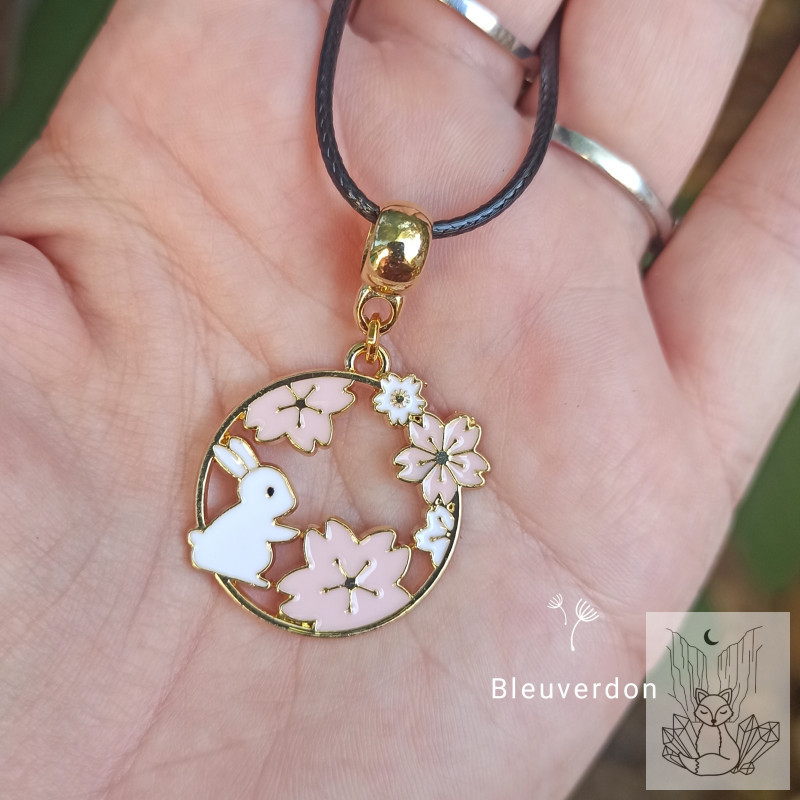 Collier lapin et fleurs