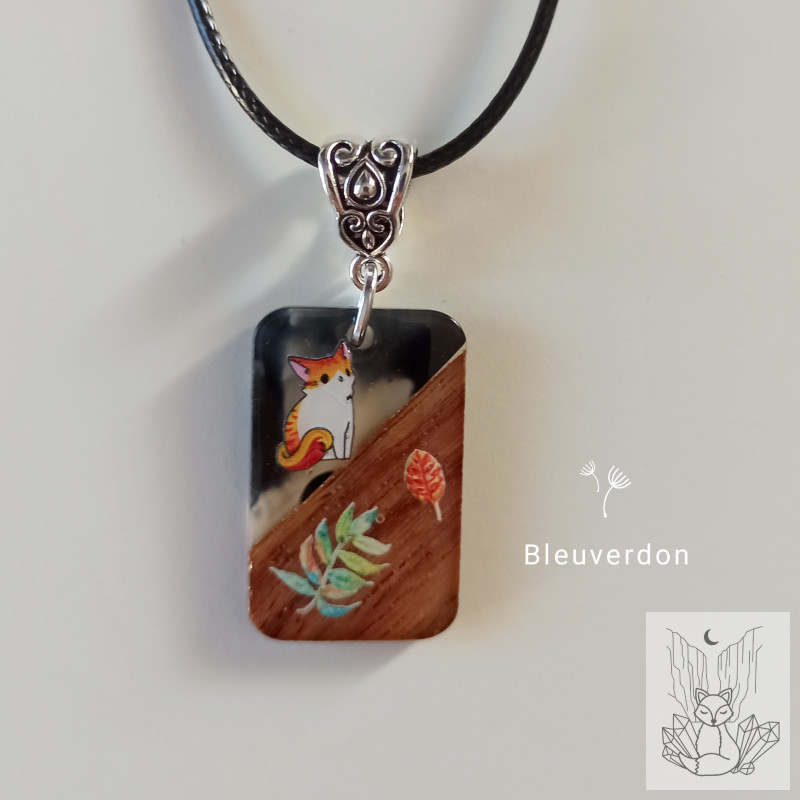 Collier résine et bois petit chat automnal