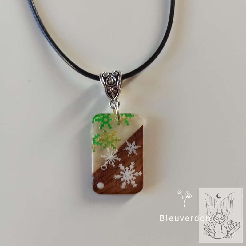 Collier résine et bois féerie hivernale