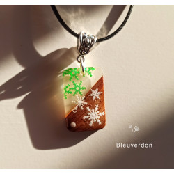 Collier résine et bois féerie hivernale