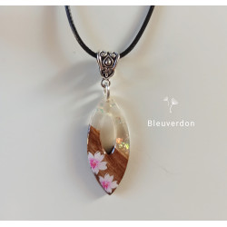 Collier résine et bois féerie florale
