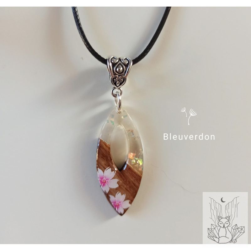 Collier résine et bois féerie florale
