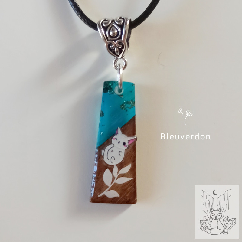 Collier résine et bois chat blanc