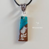 Collier résine et bois chat blanc