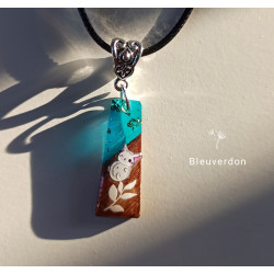 Collier résine et bois chat blanc