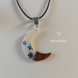 Collier résine et bois lune...