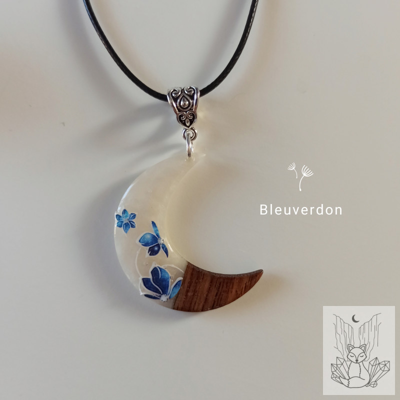 Collier résine et bois lune fleurie