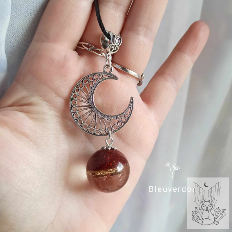 Collier lune et bulle de résine pailletée