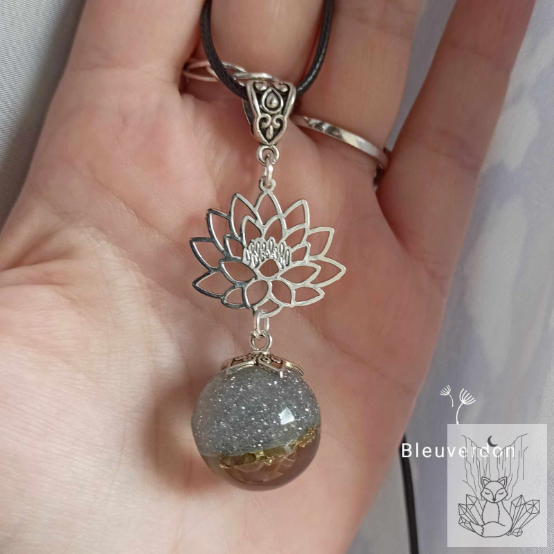 Collier lotus et bulle de résine pailletée